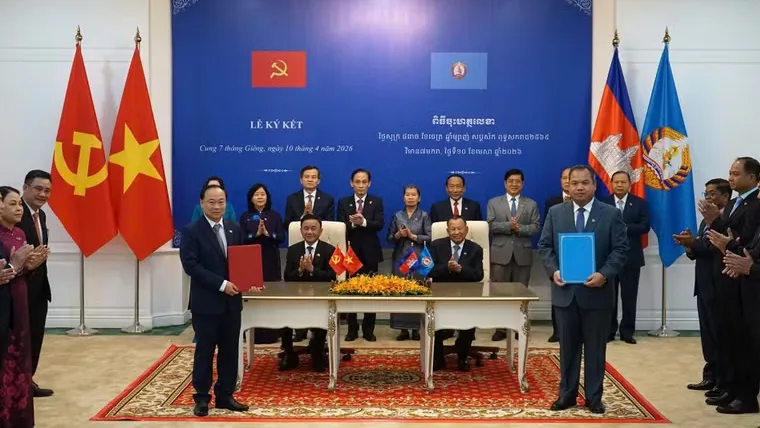 Thường trực Ban B&iacute; thư chứng kiến Lễ trao c&aacute;c văn kiện hợp t&aacute;c Việt Nam - Campuchia - Ảnh 2.