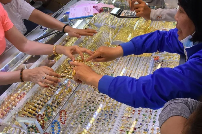 Giá vàng hôm nay, 10-4: Bật tăng trở lại sau phiên lao dốc- Ảnh 1. Giá vàng hôm nay, 10-4: Bật tăng trở lại sau phiên lao dốc- Ảnh 1.