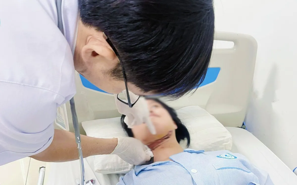 Bác sĩ kiểm tra vết thương cho bệnh nhân. Ảnh: BVCC