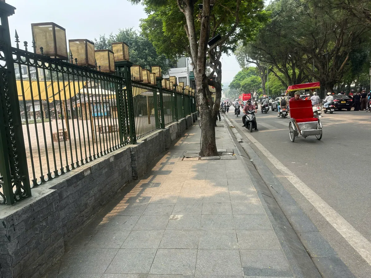 Văn Miếu - Quốc Tử Gi&aacute;m: Quyết liệt x&oacute;a "điểm nghẽn" đ&ocirc; thị, siết chặt an to&agrave;n h&agrave;nh lang đường sắt - Ảnh 4.