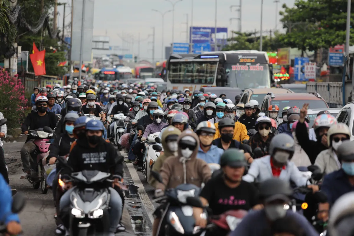 Siết kh&iacute; thải xe m&aacute;y: chuy&ecirc;n gia đề xuất hỗ trợ vay 0% để người ngh&egrave;o đổi xe mới - Ảnh 1.