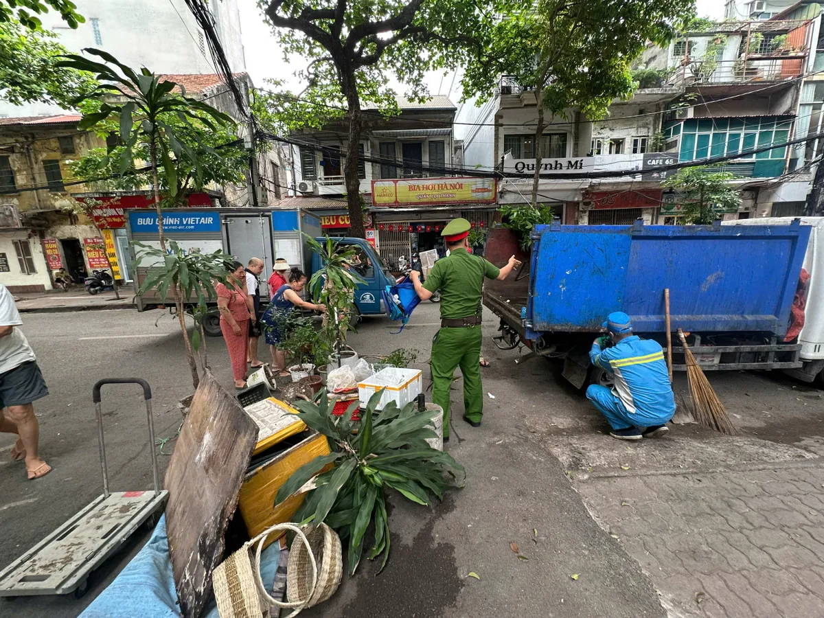 Văn Miếu - Quốc Tử Gi&aacute;m: Quyết liệt x&oacute;a "điểm nghẽn" đ&ocirc; thị, siết chặt an to&agrave;n h&agrave;nh lang đường sắt - Ảnh 3.