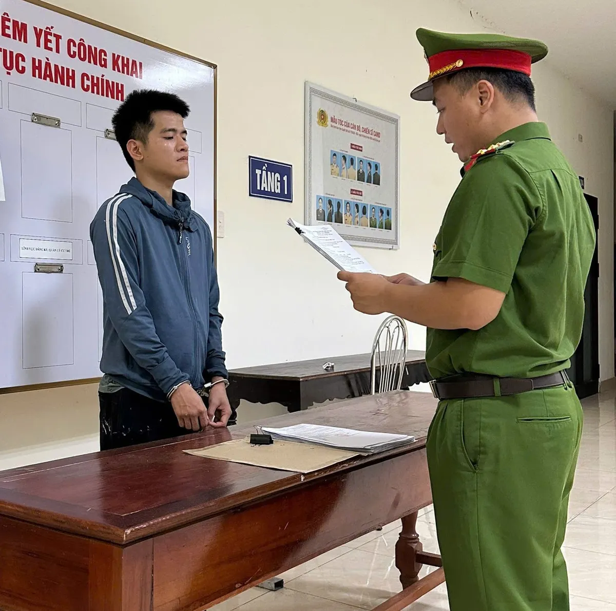 D&ugrave;ng sổ đỏ giả rao b&aacute;n đất, chiếm đoạt gần nửa tỷ đồng - Ảnh 1.