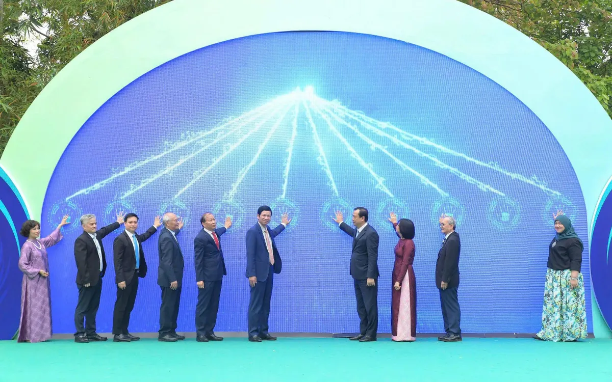 Các đại biểu tiến hành nghi thúc khai mạc 