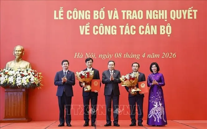 Chủ tịch Quốc hội Trần Thanh Mẫn trao Nghị quyết chuyển sinh hoạt Đoàn đại biểu Quốc hội đối với Trưởng ban Tổ chức Trung ương Nguyễn Duy Ngọc và Bí thư Thành ủy Hà Nội Trần Đức Thắng, chiều 8/4. Ảnh: Doãn Tấn/TTXVN