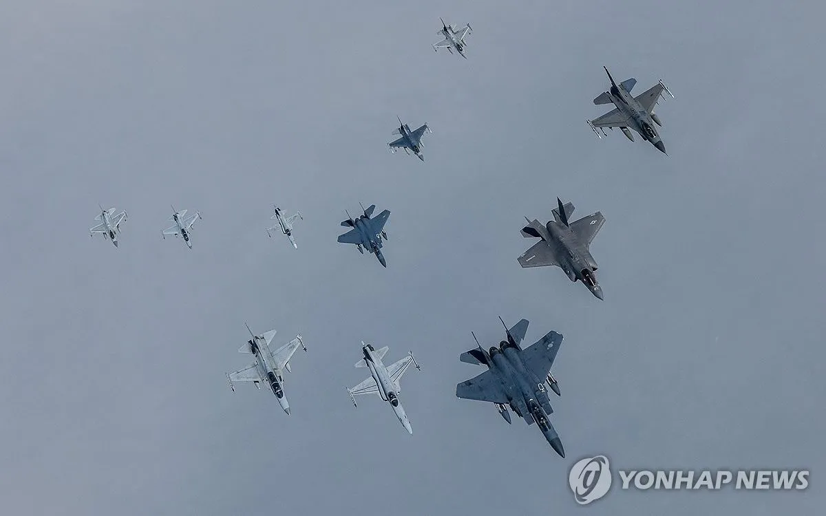 Máy bay chiến đấu của Hàn Quốc và Mỹ bay trong cuộc tập trận Lá cờ Tự do, ở thành phố Gwangju, Hàn Quốc, tháng 4/2025 (Ảnh: Yonhap)