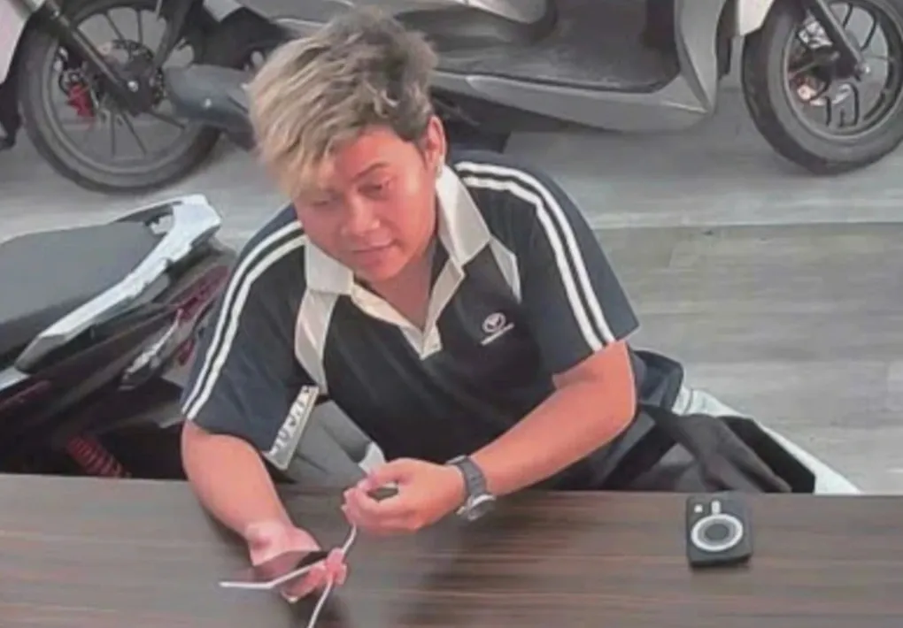 Bắt giữ thanh ni&ecirc;n cướp giật 2 iPhone tại tiệm cầm đồ ở TP Hồ Ch&iacute; Minh- Ảnh 1.