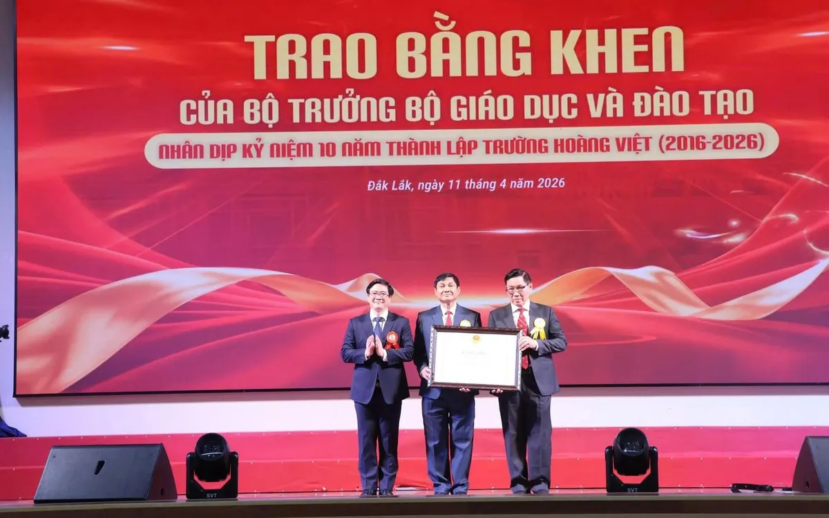 Lãnh đạo trường Hoàng Việt nhận Bằng khen của Bộ Giáo dục & Đào tạo