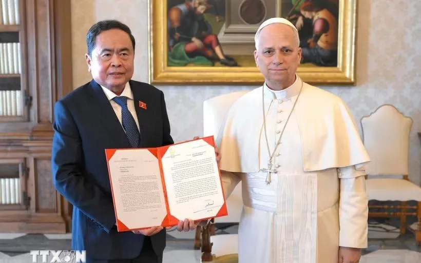 Chủ tịch Quốc hội Trần Thanh Mẫn trao thư của Tổng Bí thư, Chủ tịch nước Tô Lâm gửi đến Giáo hoàng Leo XIV. (Ảnh: TTXVN)