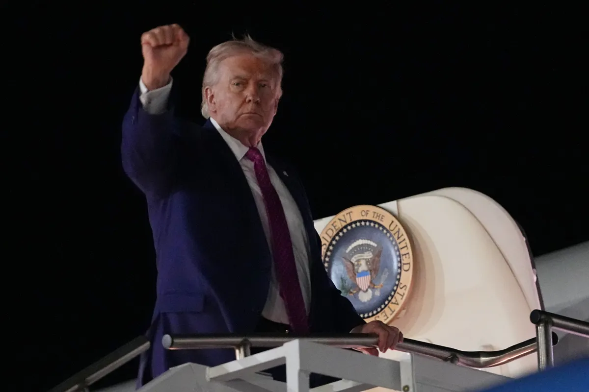 Tổng thống Trump: Mỹ kh&ocirc;ng cho ph&eacute;p Iran thu ph&iacute; qua eo biển Hormuz - Ảnh 1.