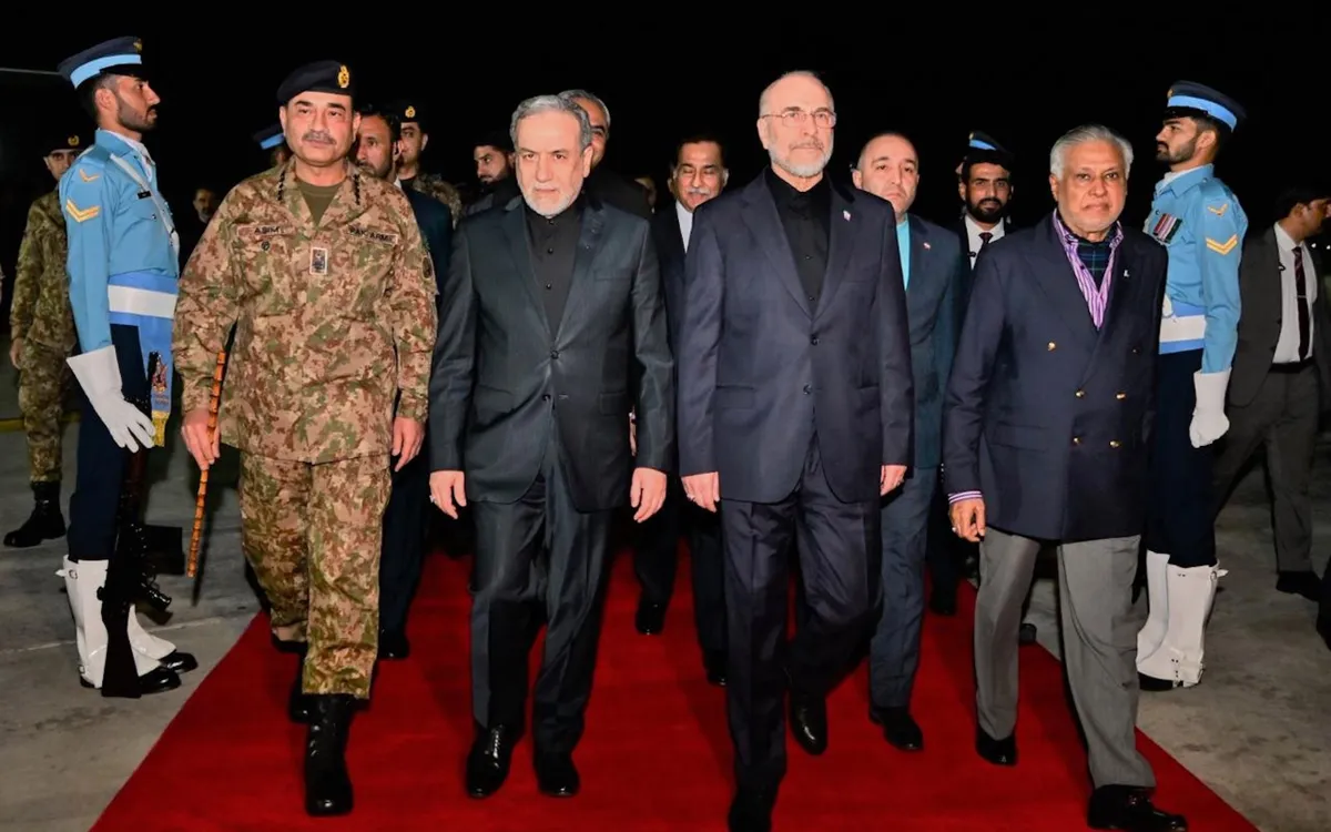 Chủ tịch Quốc hội Iran Qalibaf (giữa bên phải) và Ngoại trưởng Iran Araghchi (giữa bên trái) đến căn cứ không quân Nur Khan ở Rawalpindi, Pakistan, ngày 11/4/2026 (Ảnh: AP)