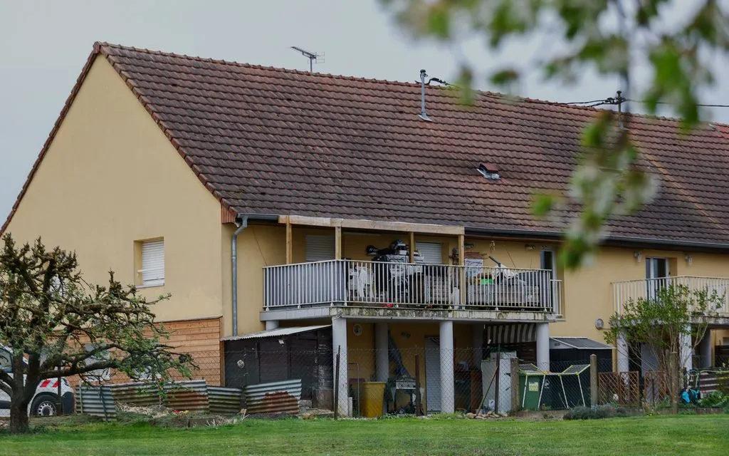 Quang cảnh bên ngoài tòa nhà nơi bé trai 9 tuổi được giải cứu,  tại Hagenbach, miền Đông nước Pháp, ngày 11/4/2026. (Ảnh: AP)