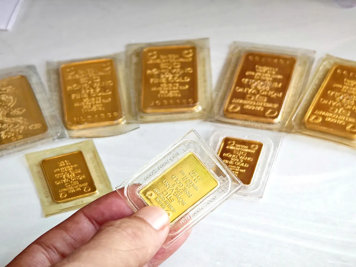 Gi&aacute; v&agrave;ng biến động mạnh, ch&ecirc;nh lệch với thế giới thu hẹp- Ảnh 1.