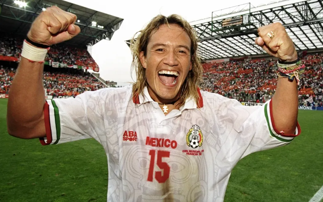 Luis Hernandez của Mexico ăn mừng sau khi ghi bàn gỡ hòa trong trận đấu với Hà Lan tại World Cup diễn ra vào tháng 6 năm 1998. Handy mô tả chiếc áo đó là một chiếc áo "điên rồ". (Ảnh: Mark Thompson/Allsport/Getty Images)