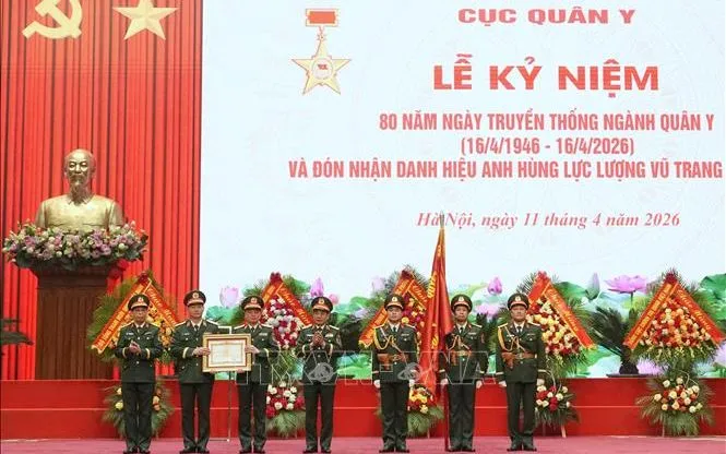 Thừa ủy quyền của Chủ tịch nước, Đại tướng Phan Văn Giang, Ủy viên Bộ Chính trị, Phó Bí thư Quân ủy Trung ương, Phó Thủ tướng Chính phủ, Bộ trưởng Bộ Quốc phòng trao danh hiệu Anh hùng Lực lượng vũ trang nhân dân tặng Cục Quân y.