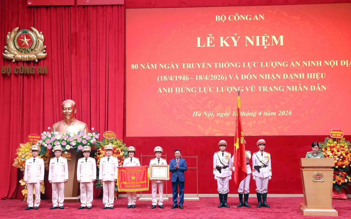 Thường trực Ban Bí thư Trần Cẩm Tú trao Danh hiệu Anh hùng lực lượng vũ trang nhân dân tặng Cục An ninh nội địa. Ảnh: Bộ Công an