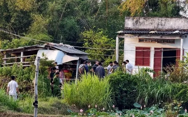 Lực luợng công an vẫn tiếp tục điều tra vụ 4 người trong một gia đình tử vong. (Ảnh: Sỹ Thắng/TTXVN)