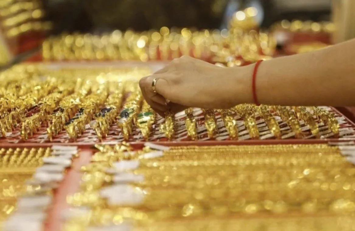 Gi&aacute; v&agrave;ng giảm nhẹ phi&ecirc;n cuối tuần- Ảnh 1.