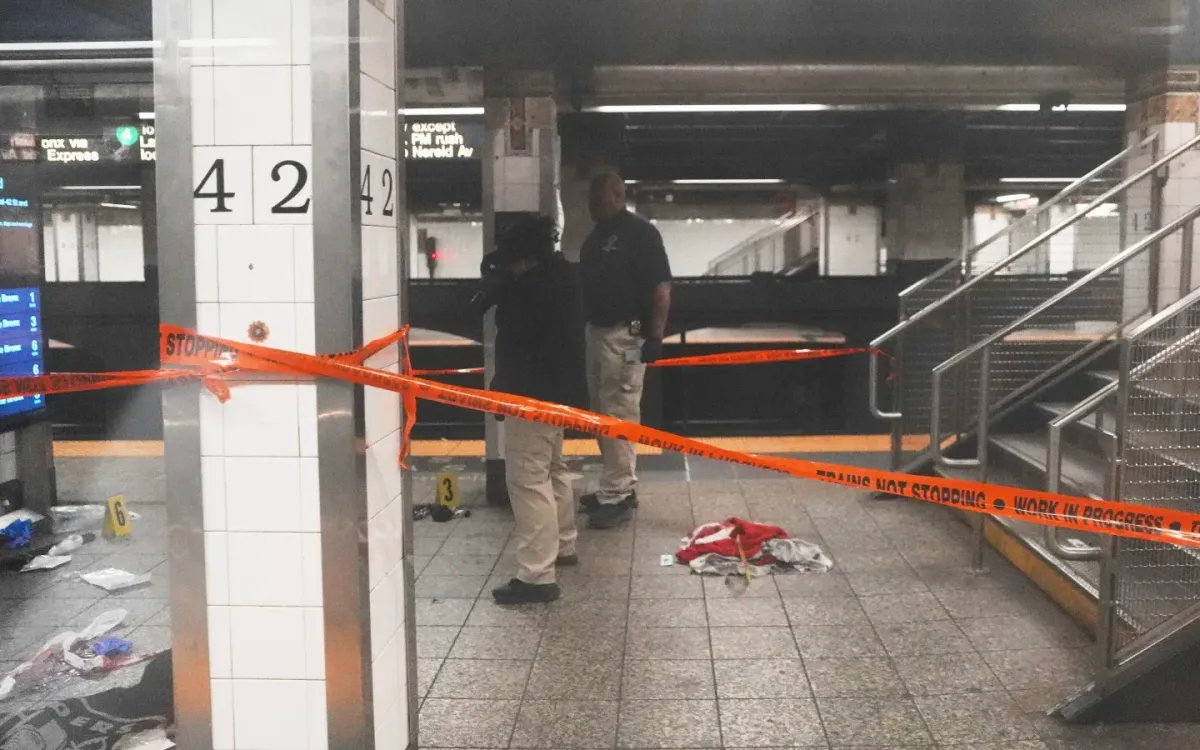 Cảnh sát điều tra hiện trường vụ đâm dao và nổ súng tại ga tàu điện ngầm Grand Central, New York, ngày 11/4/2026. (Ảnh: AP)