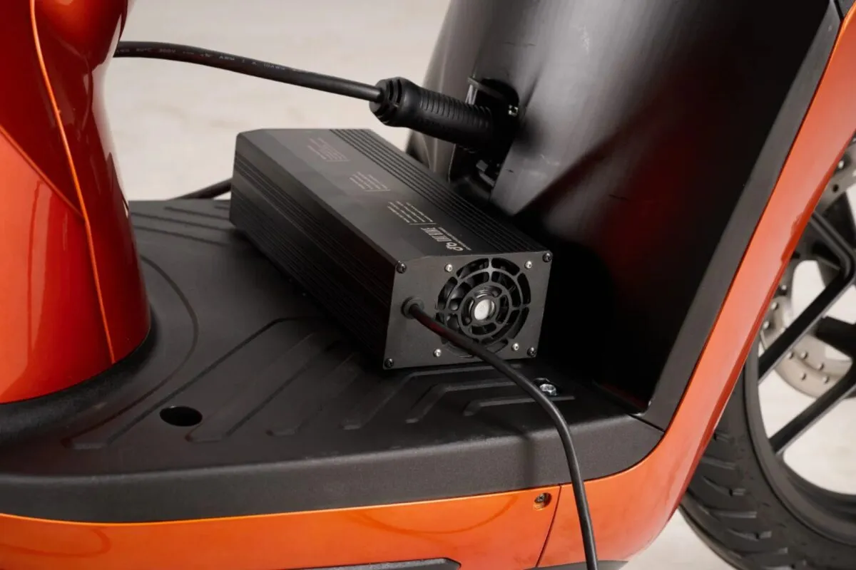 Hộ gia đ&igrave;nh sạc nhiều xe m&aacute;y điện v&agrave;o m&ugrave;a n&oacute;ng: Tiện lợi nhưng tiềm ẩn rủi ro- Ảnh 1.