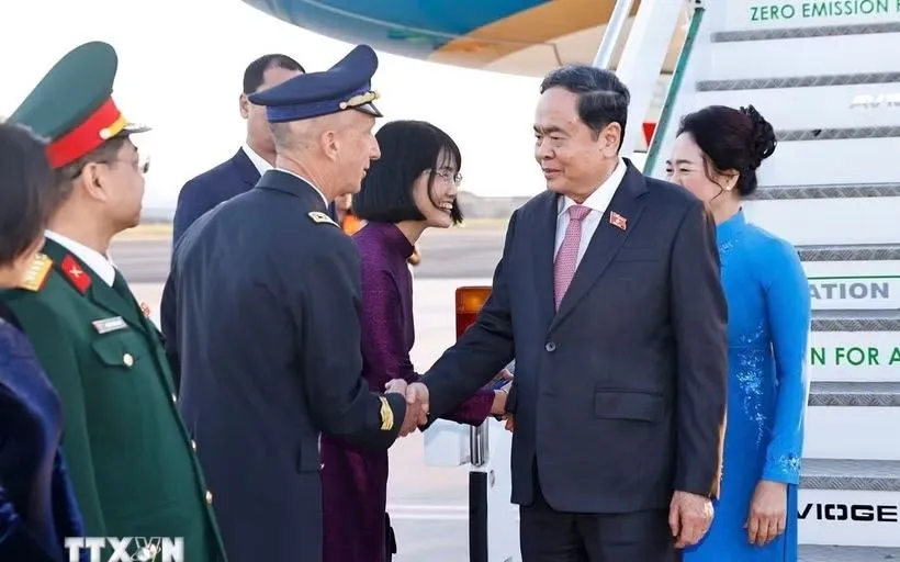 Lễ đón Chủ tịch Quốc hội Trần Thanh Mẫn và Phu nhân tại sân bay Ciampino, thành phố Rome, Cộng hòa Italy. (Ảnh: Doãn Tấn/TTXVN)