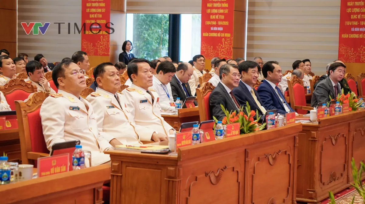 Thủ tướng Lê Minh Hưng dự Lễ kỷ niệm 80 năm Ngày truyền thống lực lượng Cảnh sát QLHC về TTXH - Ảnh 1.