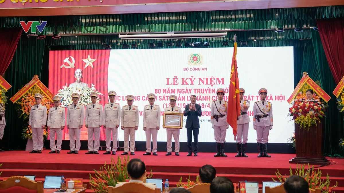 Thủ tướng Lê Minh Hưng dự Lễ kỷ niệm 80 năm Ngày truyền thống lực lượng Cảnh sát QLHC về TTXH - Ảnh 4.