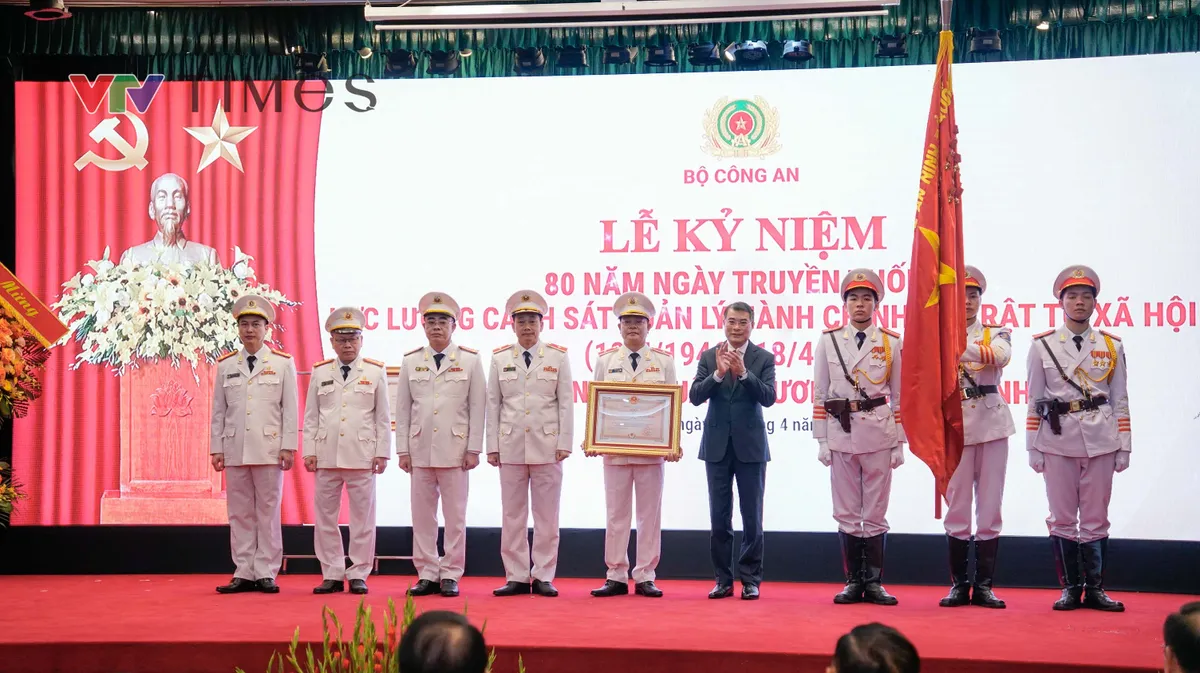 Thủ tướng Lê Minh Hưng dự Lễ kỷ niệm 80 năm Ngày truyền thống lực lượng Cảnh sát QLHC về TTXH - Ảnh 5.