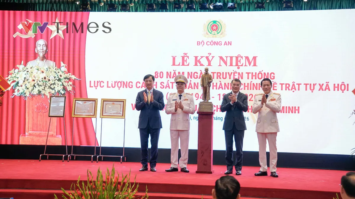 Thủ tướng Lê Minh Hưng dự Lễ kỷ niệm 80 năm Ngày truyền thống lực lượng Cảnh sát QLHC về TTXH - Ảnh 8.