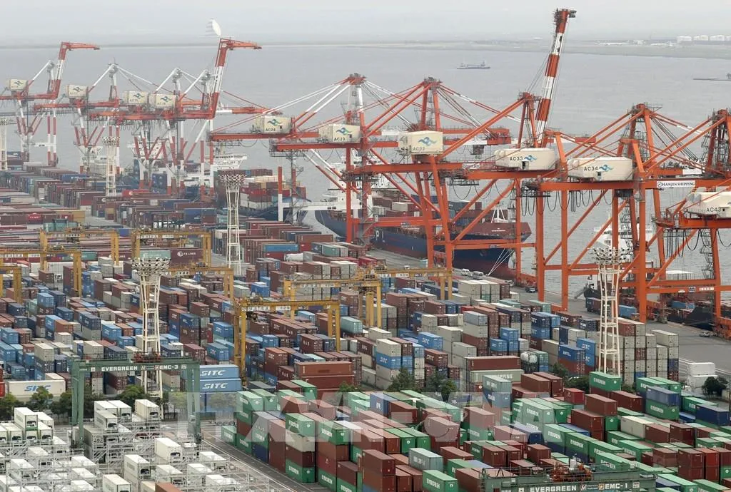 ASEAN v&agrave; WB cảnh b&aacute;o xung đột Trung Đ&ocirc;ng c&oacute; thể g&acirc;y c&uacute; sốc kinh tế to&agrave;n cầu- Ảnh 1.