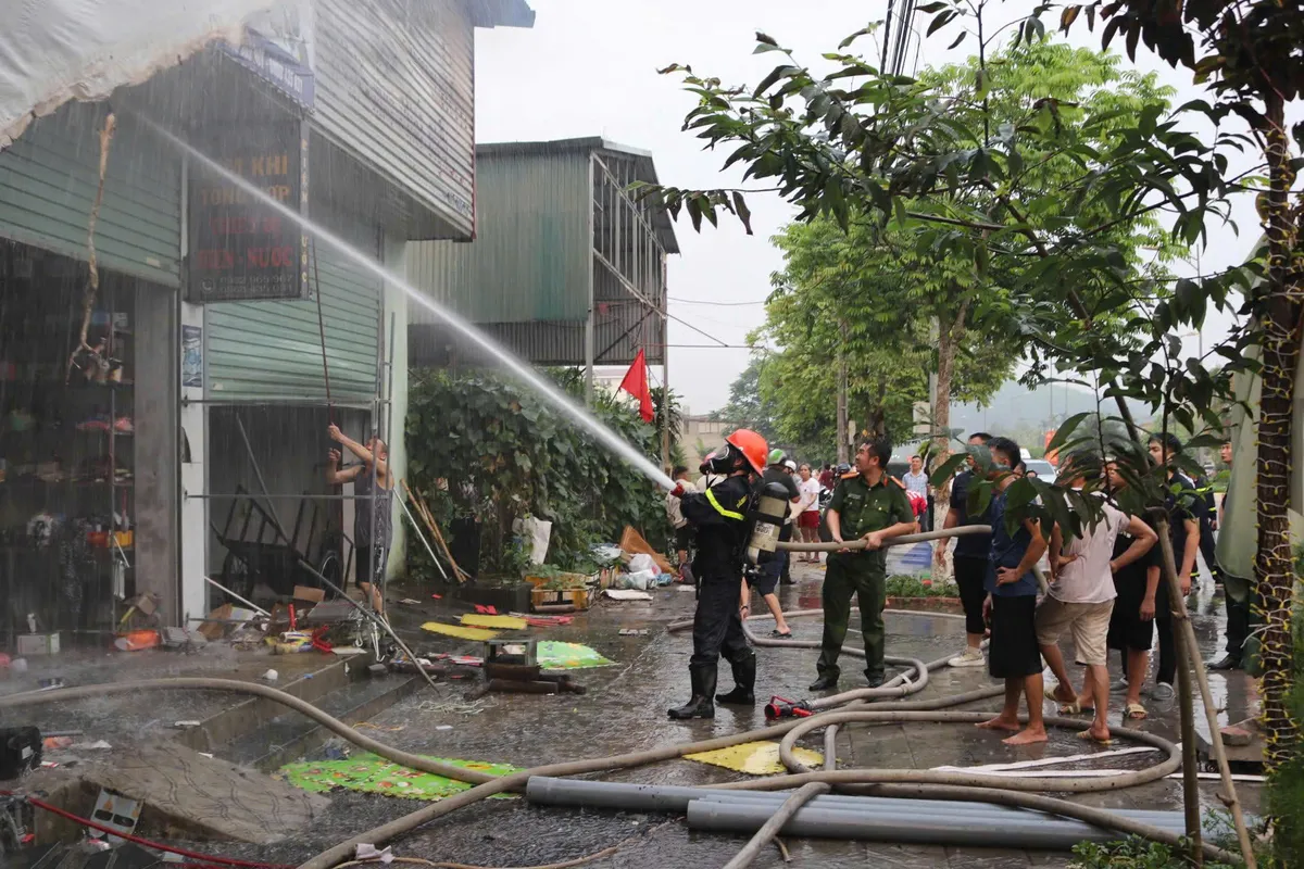 Lào Cai: Bắt khẩn cấp đối tượng giết người và hủy hoại tài sản - Ảnh 2.