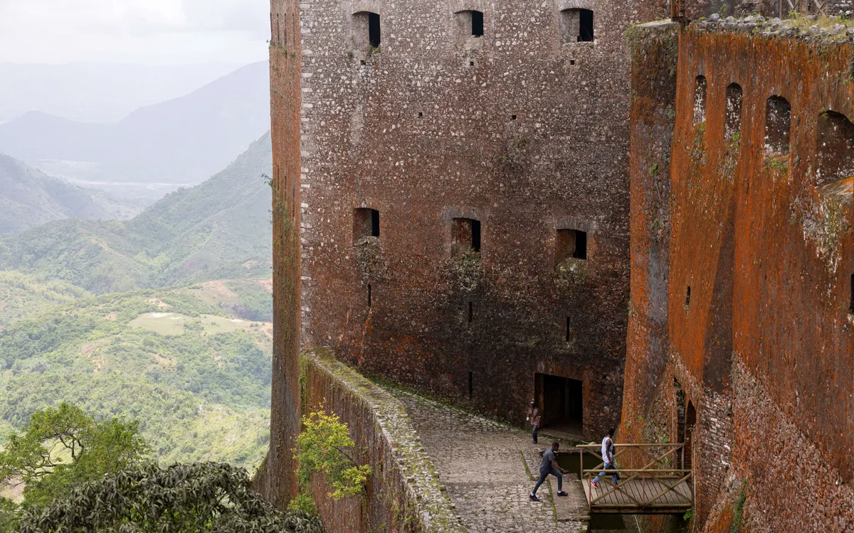 Người dân tham quan pháo đài Citadelle Laferriere tại Milot, Haiti, ngày 26/4/2024. (Ảnh: REUTERS/Ricardo Arduengo)
