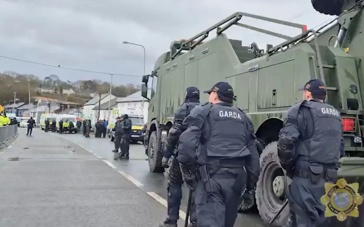 Cảnh sát Ireland giải tỏa người biểu tình phong tỏa nhà máy lọc dầu Whitegate tại hạt Cork, Ireland, ngày 11/4/2026. (Ảnh: REUTERS)