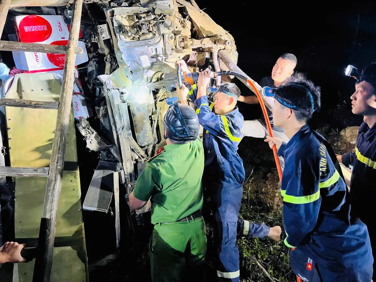 Tuy&ecirc;n Quang: Xuy&ecirc;n đ&ecirc;m cứu nạn xe chở vật liệu rơi xuống vực s&acirc;u 80m - Ảnh 1.