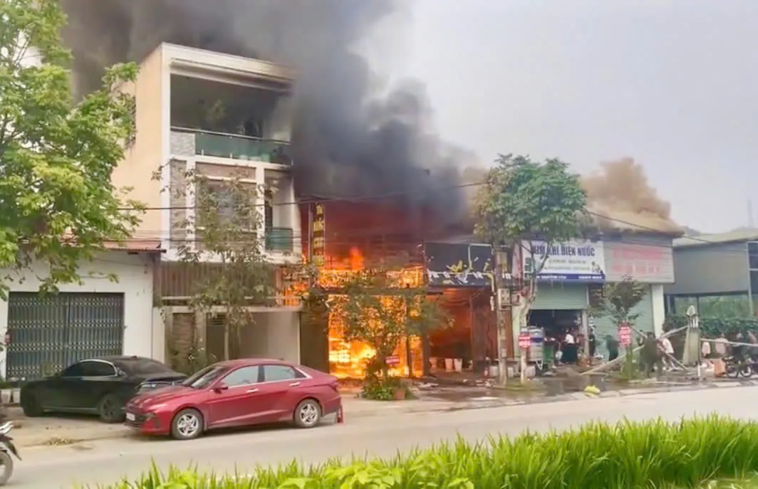 Lào Cai: Bắt khẩn cấp đối tượng giết người và hủy hoại tài sản  - Ảnh 1.