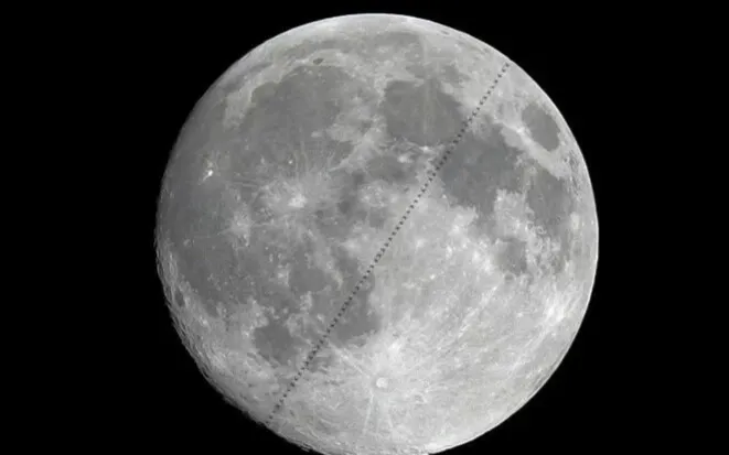 Ảnh ghép nhiều lớp chụp ngày 4/11/2025 từ thủ đô Bắc Kinh, cho thấy trạm vũ trụ Trung Quốc bay ngang qua phía trước Mặt Trăng. (Ảnh: Xinhua)