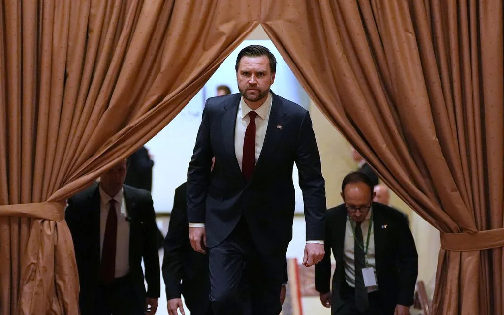 Phó Tổng thống Mỹ J.D. Vance dẫn đầu phái đoàn Mỹ đến Islamabad đàm phán với Iran, ngày 11/4/2026. (Ảnh: AP)