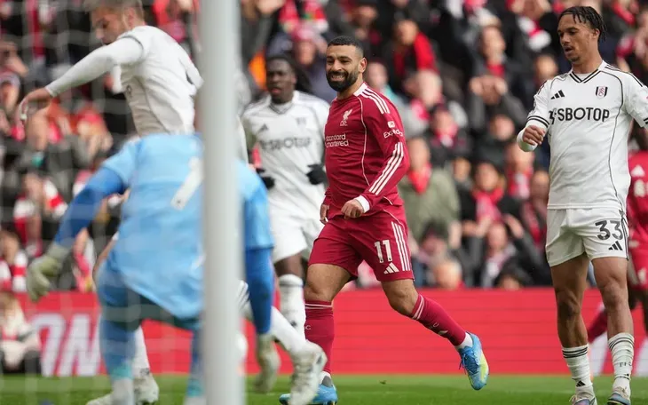 Liverpool đ&aacute;nh bại Fulham, &aacute;p s&aacute;t Manchester United tr&ecirc;n bảng xếp hạng- Ảnh 1.