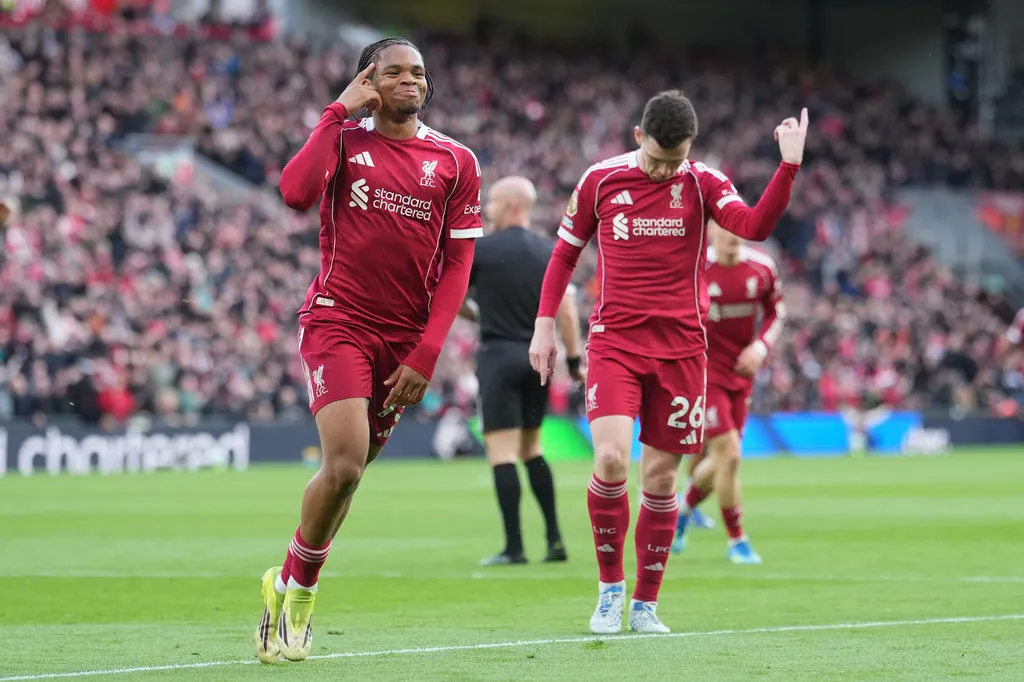 Salah tỏa s&aacute;ng, Liverpool r&uacute;t ngắn khoảng c&aacute;ch với Man Utd- Ảnh 1.