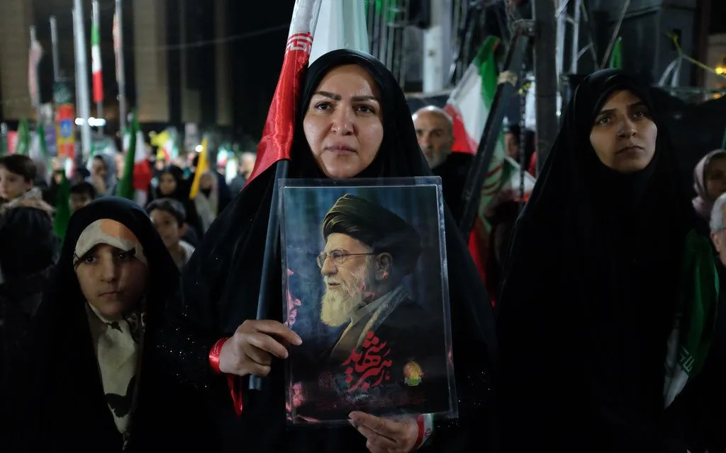 Một người phụ nữ - cầm bức ảnh của cố Lãnh tụ tối cao Iran Ayatollah Ali Khamenei - trong một cuộc tuần hành ủng hộ chính quyền Iran, tại Tehran ngày 11/4/2026 (Ảnh AP)