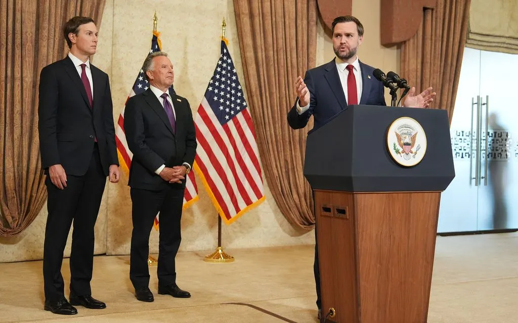Phó Tổng thống Mỹ JD Vance phát biểu trong cuộc họp báo sau cuộc gặp với các đại diện từ Pakistan và Iran, tại Islamabad, ngày 12/4/2026. (Ảnh: AP)