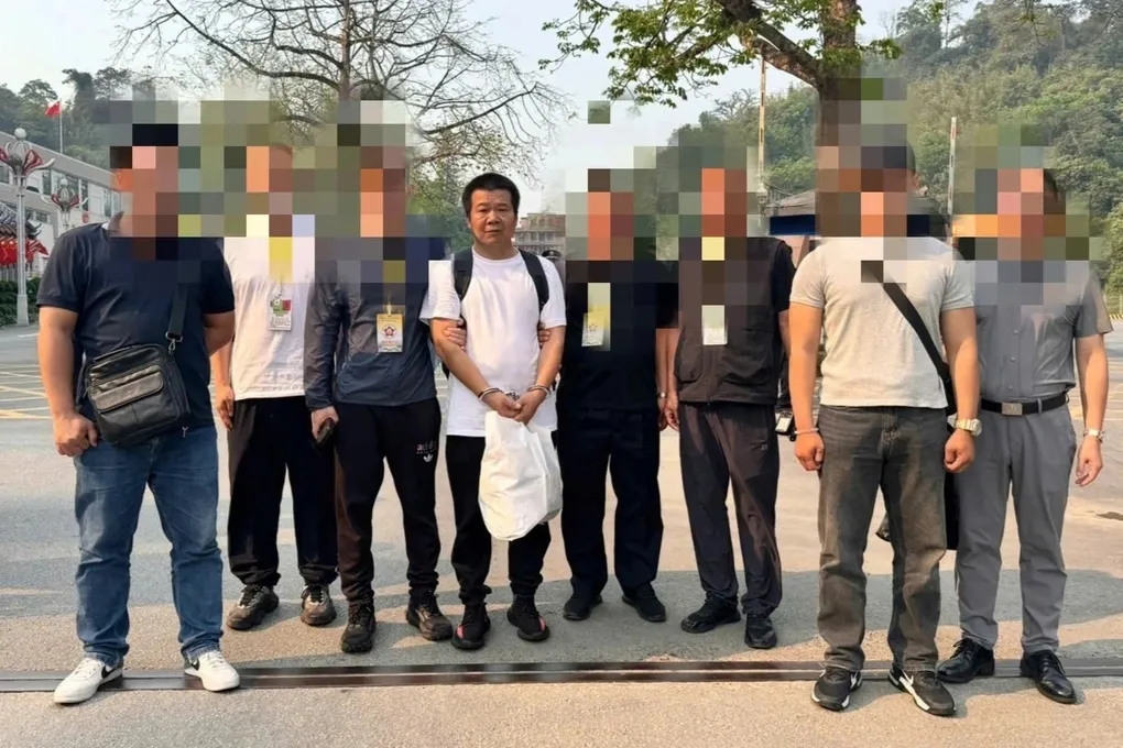 C&ocirc;ng an Đ&agrave; Nẵng bắt giữ, b&agrave;n giao đối tượng truy n&atilde; quốc tế- Ảnh 1.