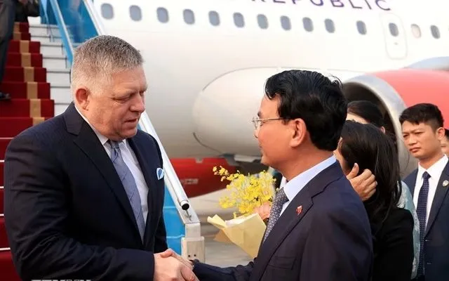 Bộ trưởng, Chủ nhiệm Văn phòng Chính phủ Đặng Xuân Phong đón Thủ tướng Slovakia Robert Fico tại Sân bay quốc tế Nội Bài - Ảnh: TTXVN