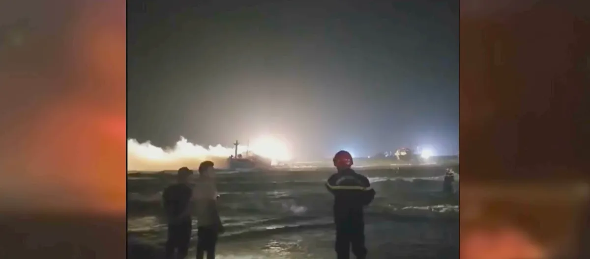 Lửa thi&ecirc;u rụi t&agrave;u c&aacute; Quảng Ng&atilde;i trong đ&ecirc;m- Ảnh 2.