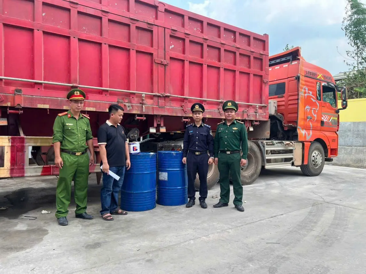 Li&ecirc;n tiếp ph&aacute;t hiện thủ đoạn mới trong bu&ocirc;n lậu xăng dầu v&ugrave;ng bi&ecirc;n - Ảnh 2.
