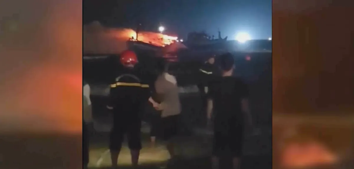 Lửa thi&ecirc;u rụi t&agrave;u c&aacute; Quảng Ng&atilde;i trong đ&ecirc;m- Ảnh 1.