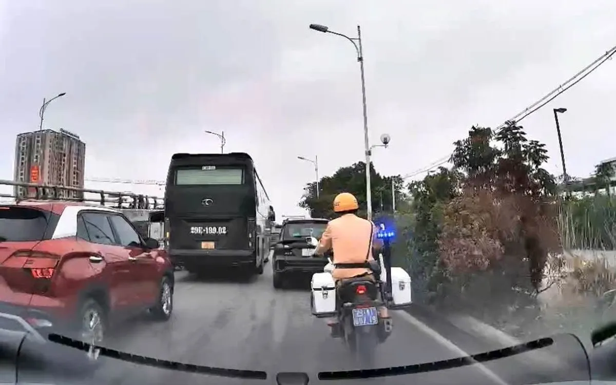 Tổ công tác Đội CSGT đường bộ số 5 mở đường cho xe chở người người bệnh đến bệnh viện.