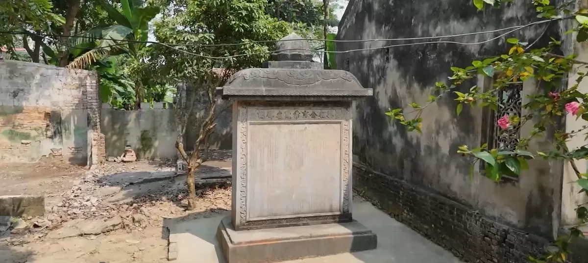 Bia cổ hơn 300 năm ở Thanh H&oacute;a th&agrave;nh tường r&agrave;o nh&agrave; d&acirc;n- Ảnh 1.