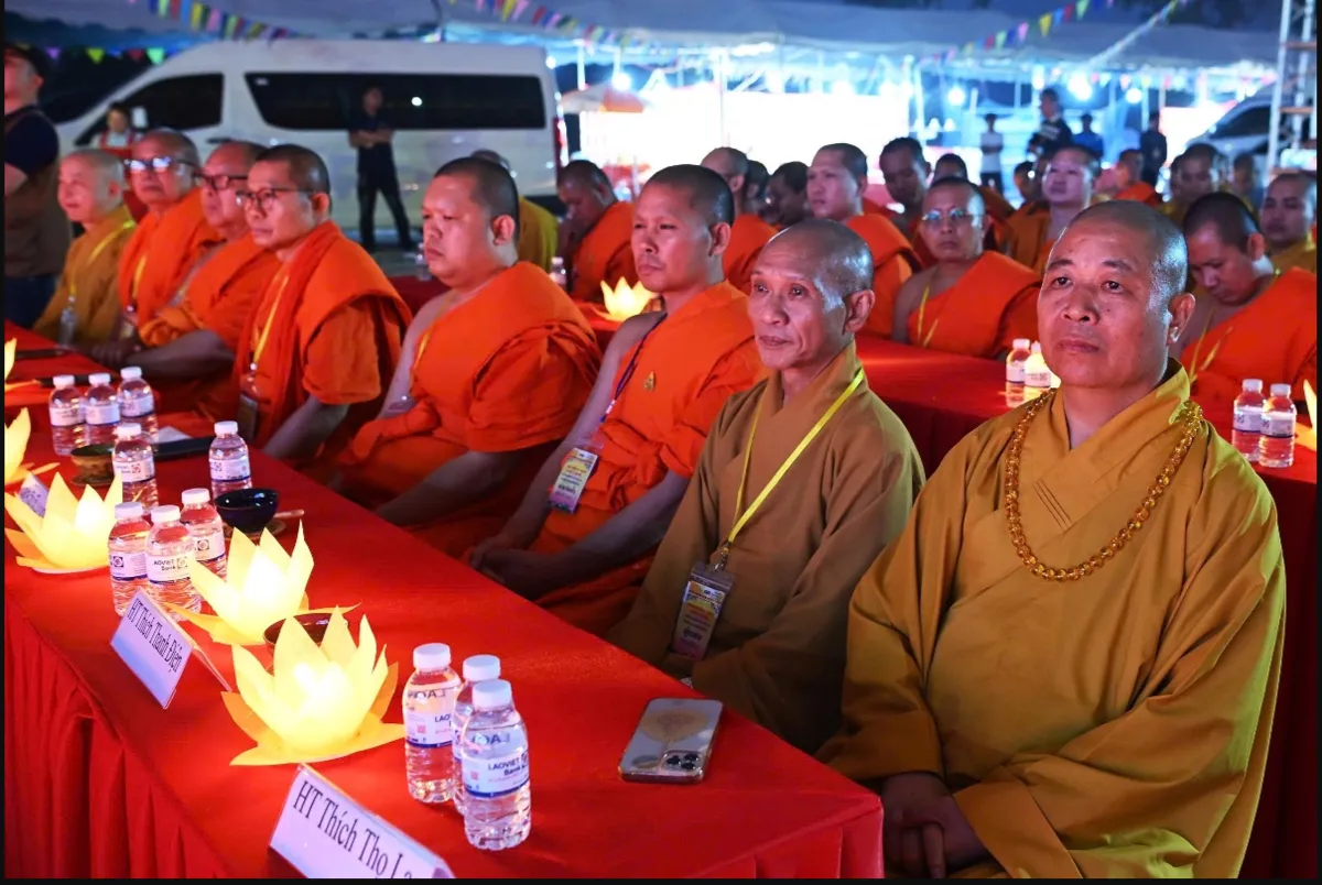 L&agrave;o: Linh thi&ecirc;ng đ&ecirc;m thắp nến cầu nguyện h&ograve;a b&igrave;nh v&agrave; tưởng niệm c&aacute;c Anh h&ugrave;ng liệt sĩ Việt &ndash; L&agrave;o.- Ảnh 2.