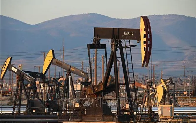 Trạm bơm dầu thô tại giếng dầu South Belridge ở hạt Kern, bang California (Mỹ). Ảnh: AFP/TTXVN